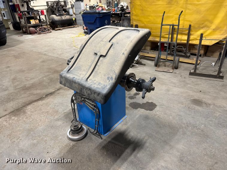 image for item NA9540 2011 Ravaglioli G2.118/119H tire machine
