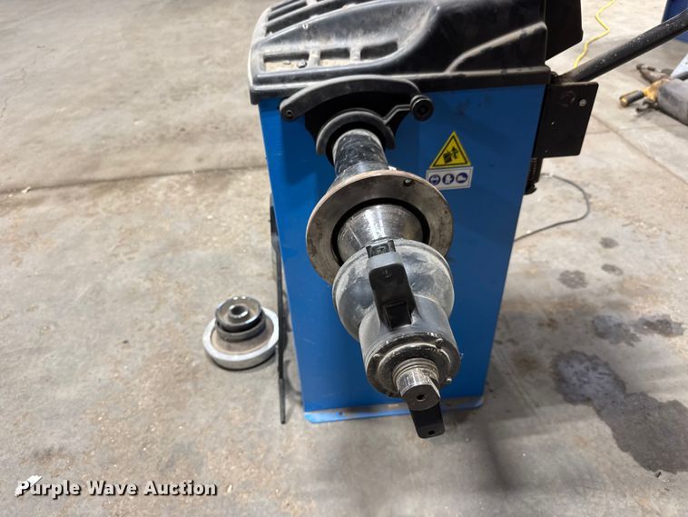 image for item NA9540 2011 Ravaglioli G2.118/119H tire machine
