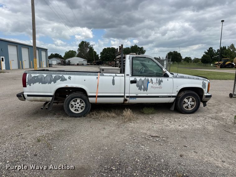 image for item NA9541 1993 GMC C1500 pickup truck