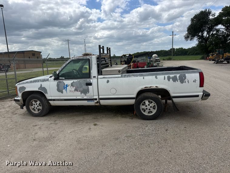 image for item NA9541 1993 GMC C1500 pickup truck