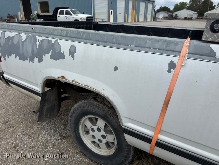 image for item NA9541 1993 GMC C1500 pickup truck
