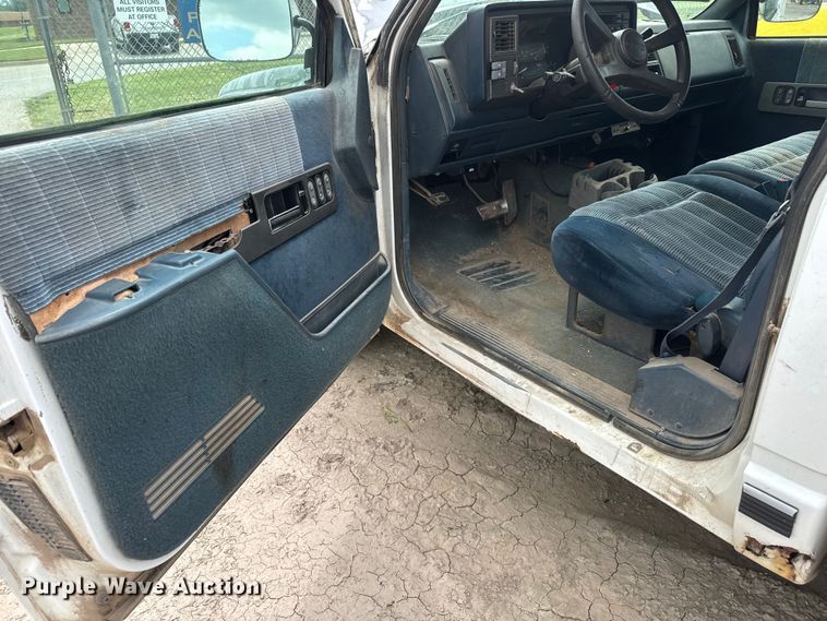 image for item NA9541 1993 GMC C1500 pickup truck