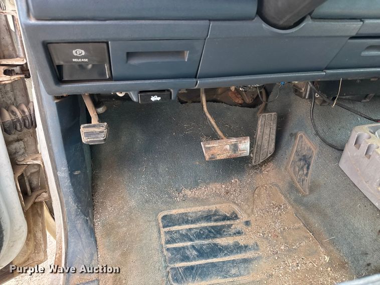 image for item NA9541 1993 GMC C1500 pickup truck