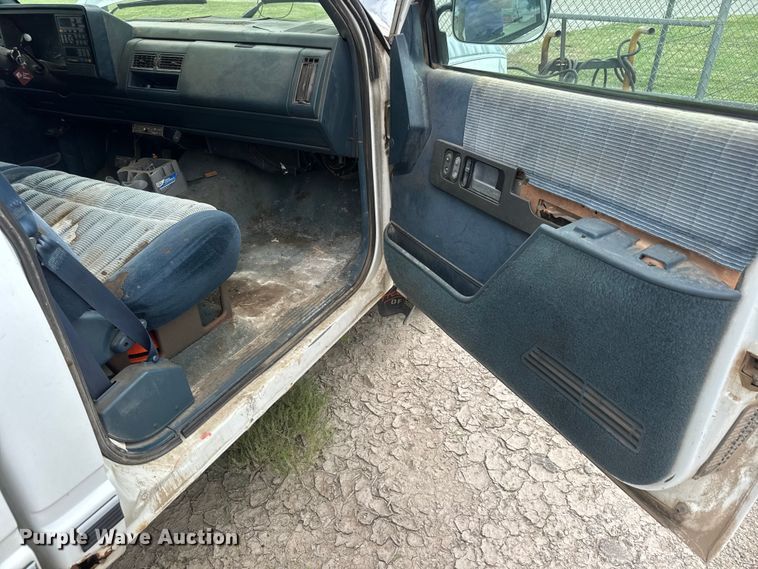 image for item NA9541 1993 GMC C1500 pickup truck