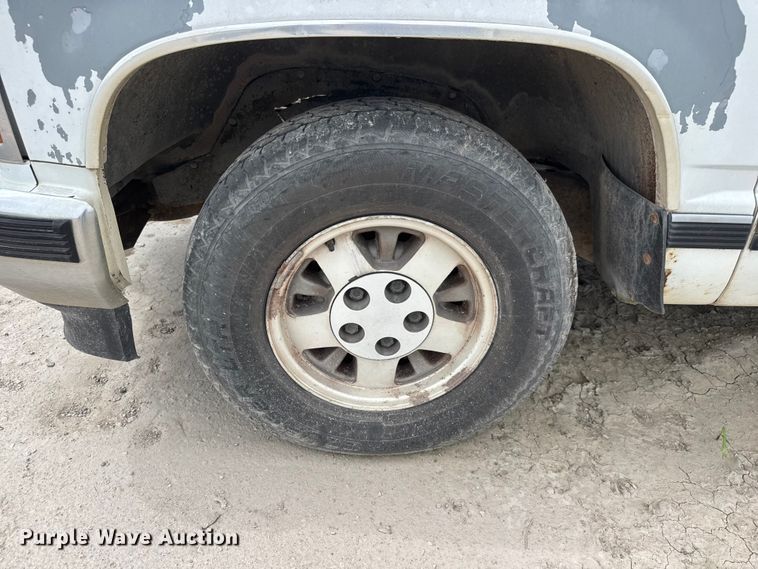 image for item NA9541 1993 GMC C1500 pickup truck