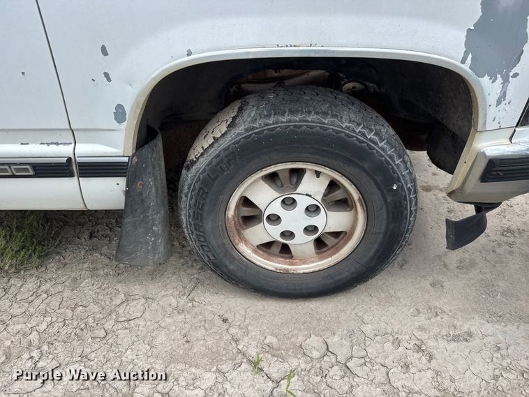 image for item NA9541 1993 GMC C1500 pickup truck