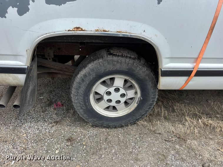 image for item NA9541 1993 GMC C1500 pickup truck