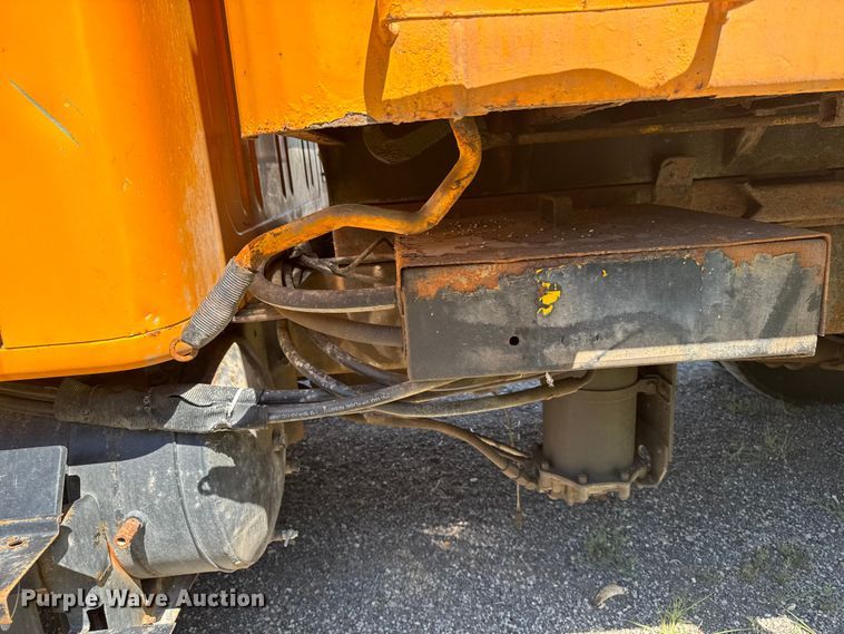 image for item OE9607 1998 International 4900 dump truck