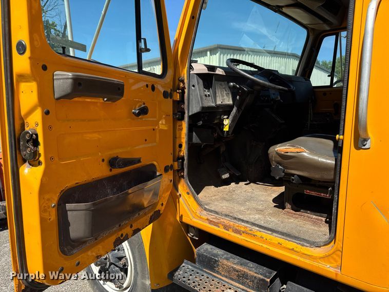 image for item OE9607 1998 International 4900 dump truck