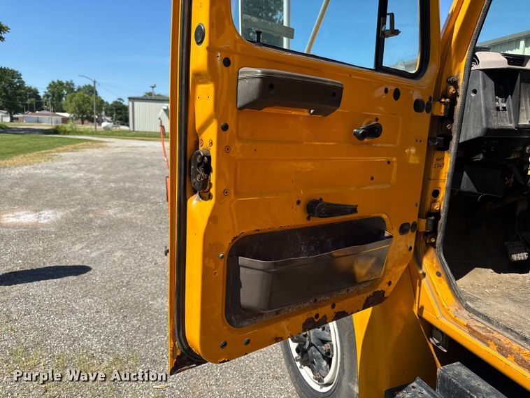 image for item OE9607 1998 International 4900 dump truck