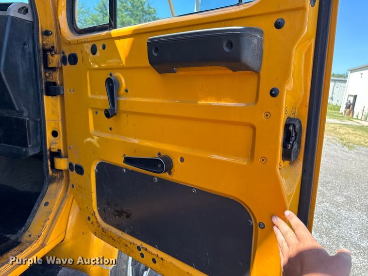 image for item OE9607 1998 International 4900 dump truck