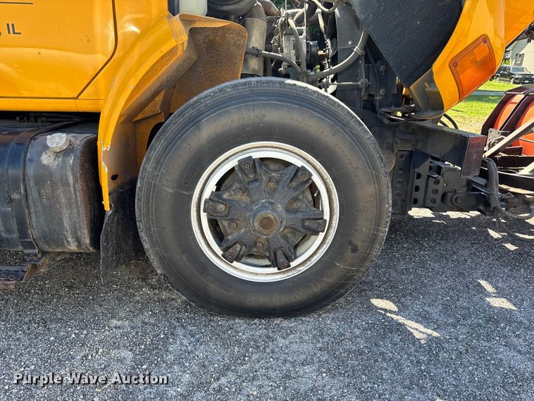 image for item OE9607 1998 International 4900 dump truck