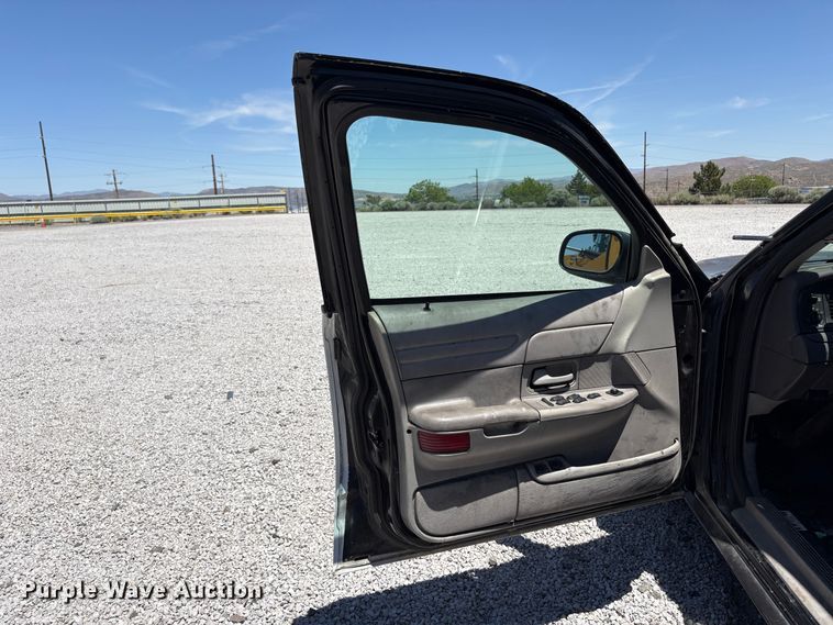 image for item YA3670 2001 Ford Crown Victoria Police Interceptor 