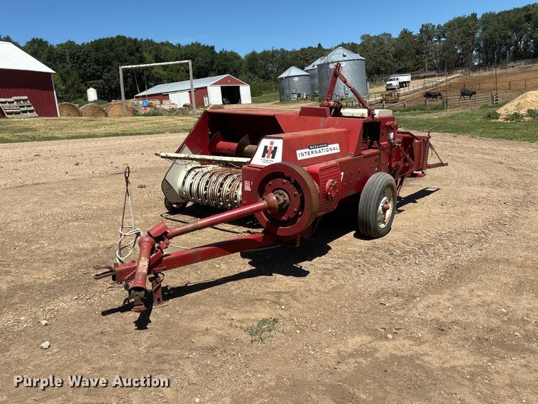 image for item DO5253 International Harvester 47 small square baler