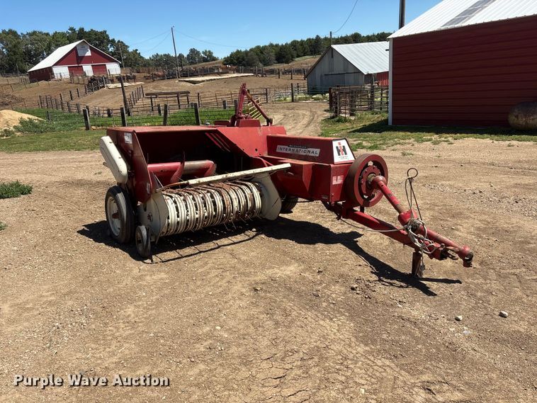 image for item DO5253 International Harvester 47 small square baler