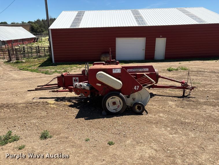 image for item DO5253 International Harvester 47 small square baler