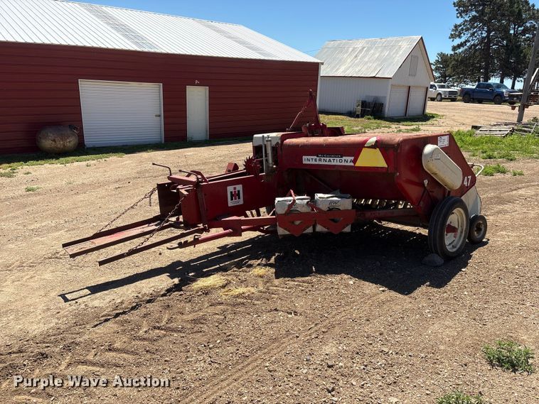 image for item DO5253 International Harvester 47 small square baler