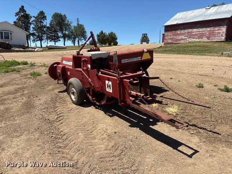 image for item DO5253 International Harvester 47 small square baler