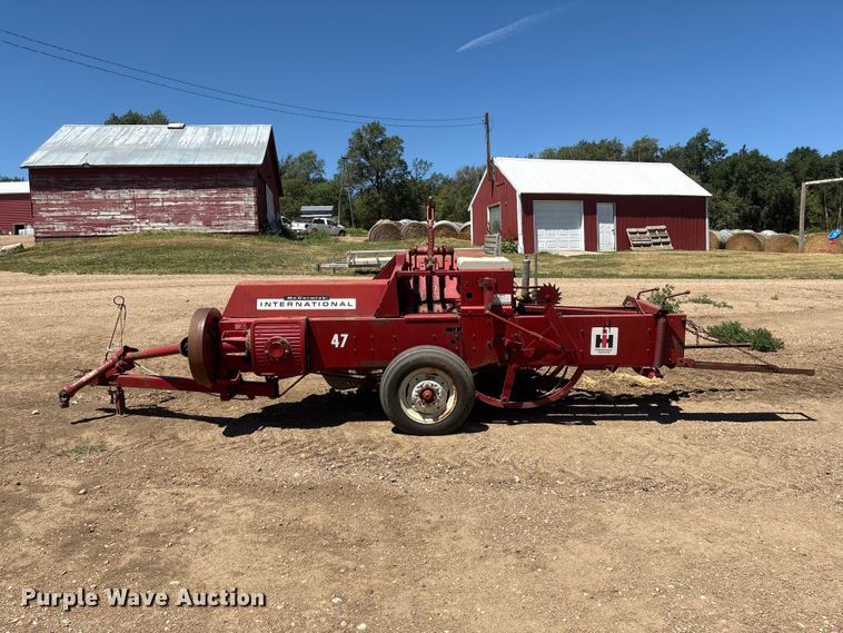 image for item DO5253 International Harvester 47 small square baler