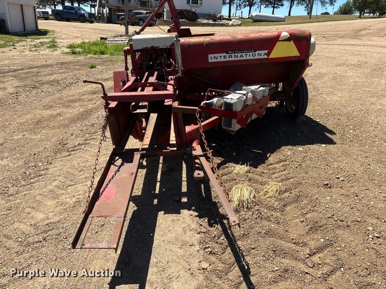 image for item DO5253 International Harvester 47 small square baler
