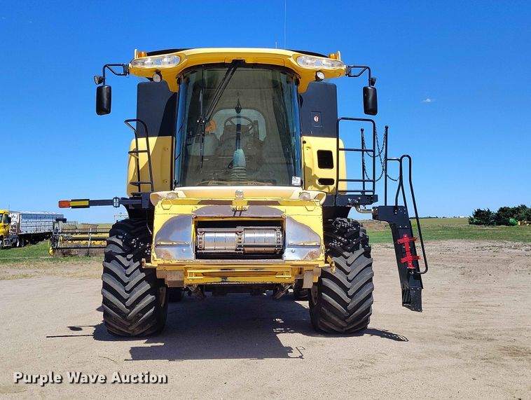 image for item ED0143 2005 New Holland CR960 combine