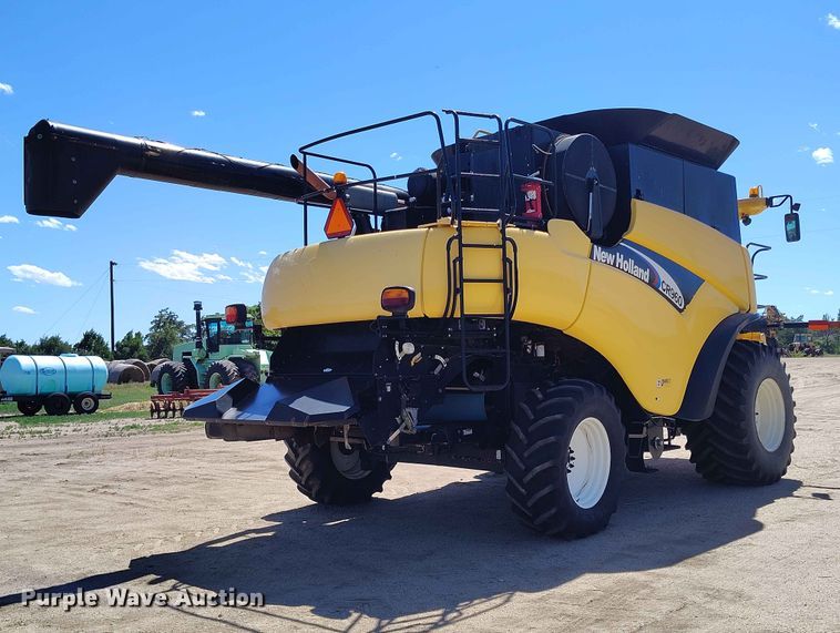 image for item ED0143 2005 New Holland CR960 combine