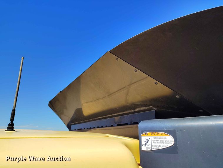 image for item ED0143 2005 New Holland CR960 combine