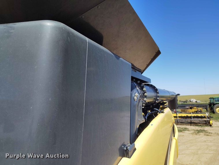 image for item ED0143 2005 New Holland CR960 combine