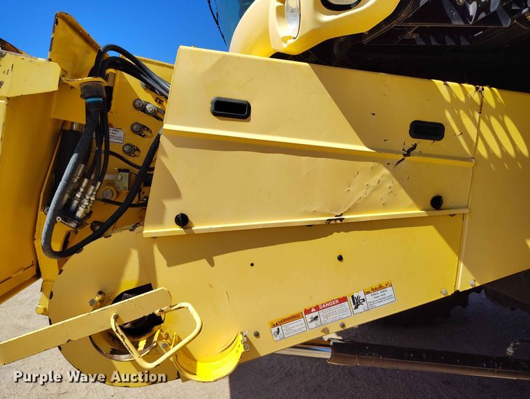 image for item ED0143 2005 New Holland CR960 combine