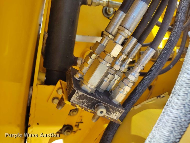 image for item ED0143 2005 New Holland CR960 combine