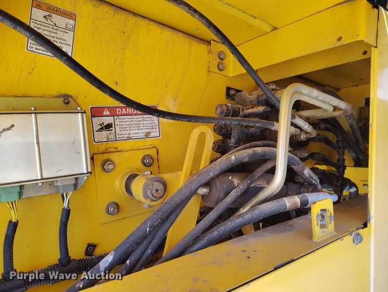 image for item ED0143 2005 New Holland CR960 combine