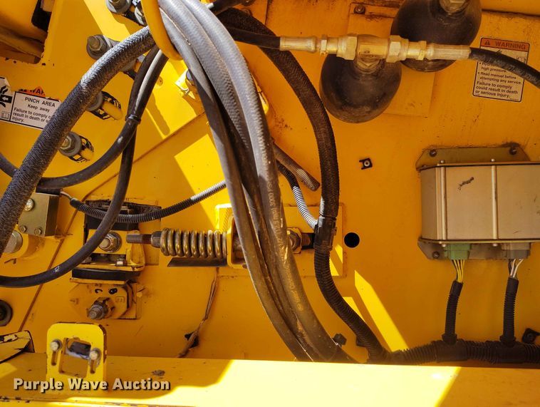 image for item ED0143 2005 New Holland CR960 combine