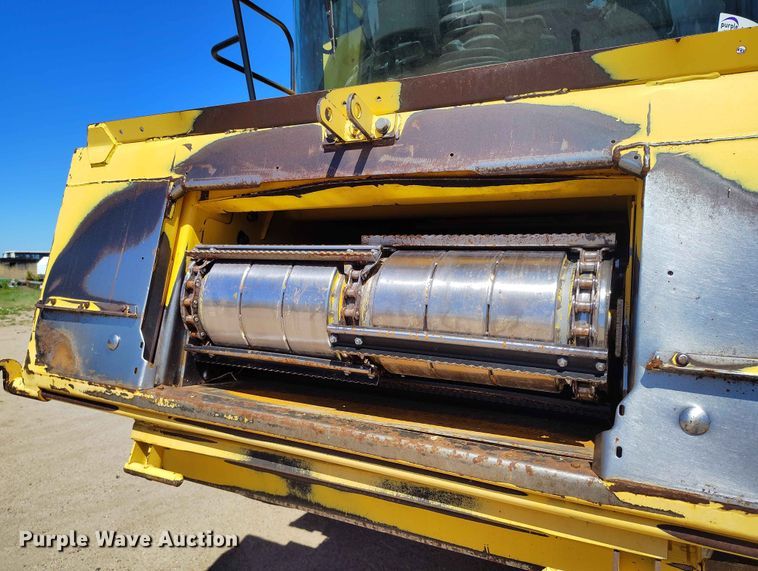 image for item ED0143 2005 New Holland CR960 combine