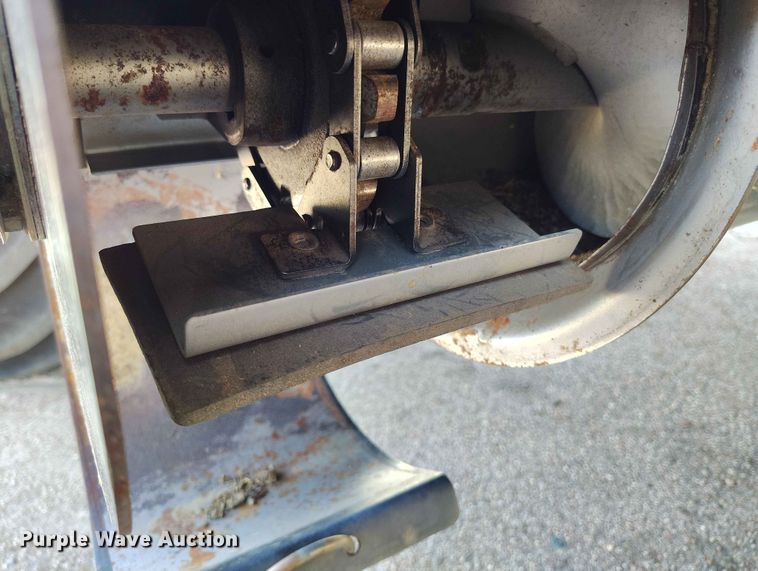 image for item ED0143 2005 New Holland CR960 combine