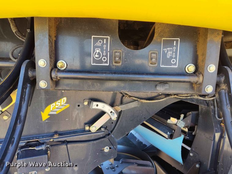 image for item ED0143 2005 New Holland CR960 combine