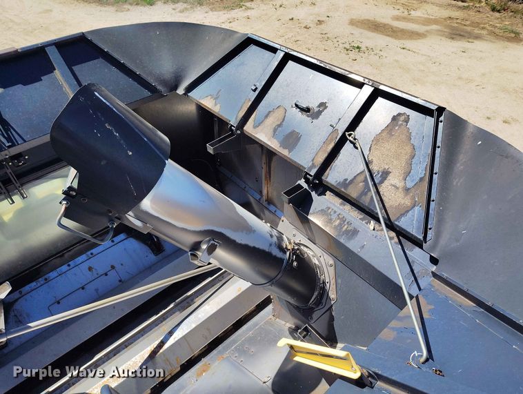 image for item ED0143 2005 New Holland CR960 combine