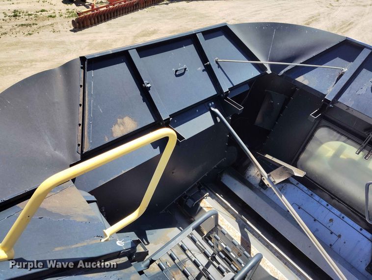 image for item ED0143 2005 New Holland CR960 combine