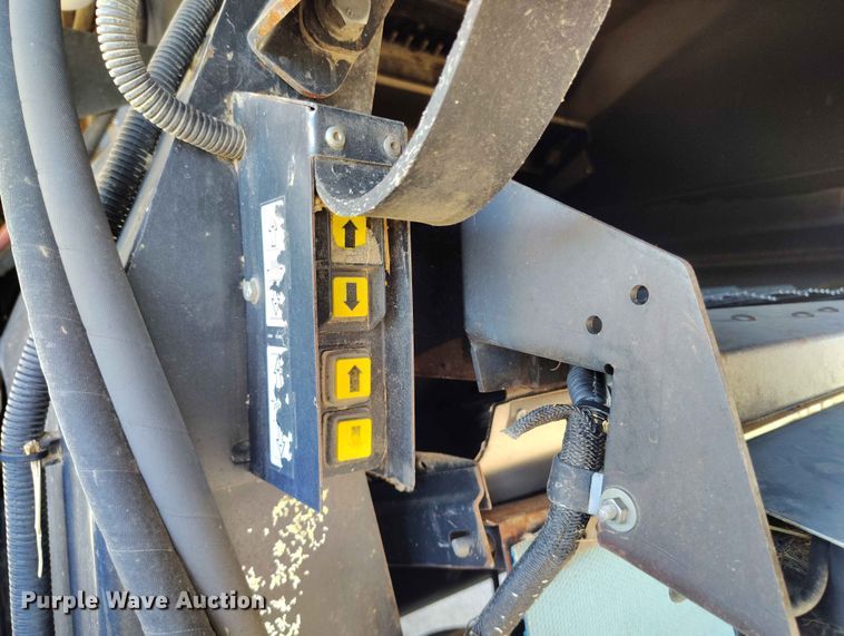 image for item ED0143 2005 New Holland CR960 combine