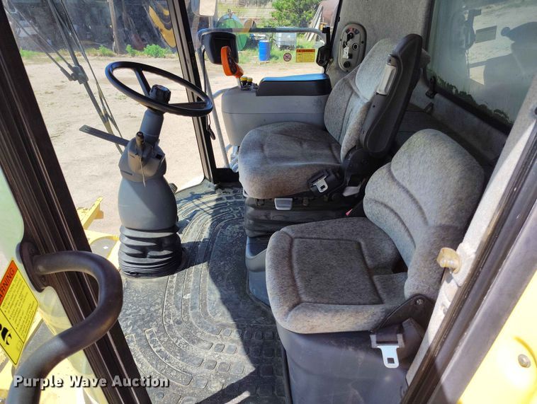 image for item ED0143 2005 New Holland CR960 combine