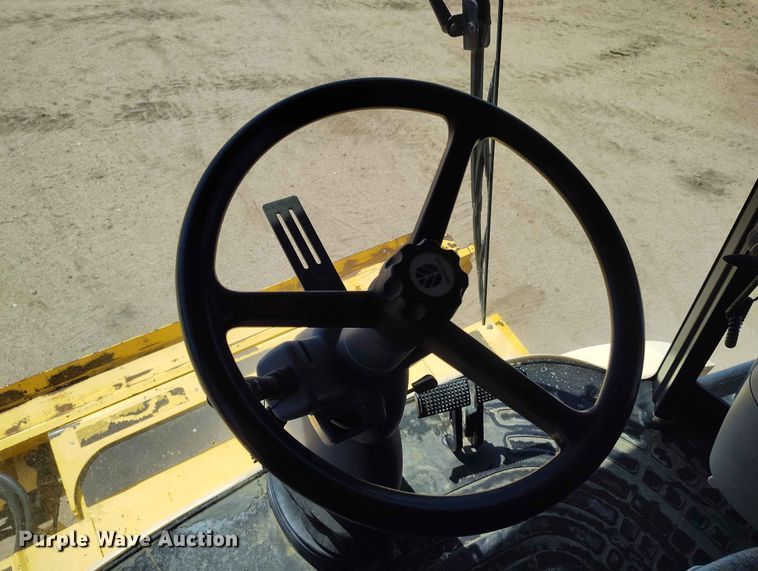 image for item ED0143 2005 New Holland CR960 combine