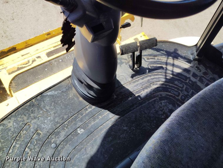 image for item ED0143 2005 New Holland CR960 combine