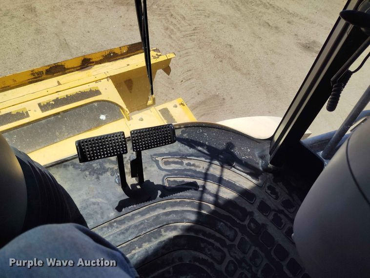 image for item ED0143 2005 New Holland CR960 combine