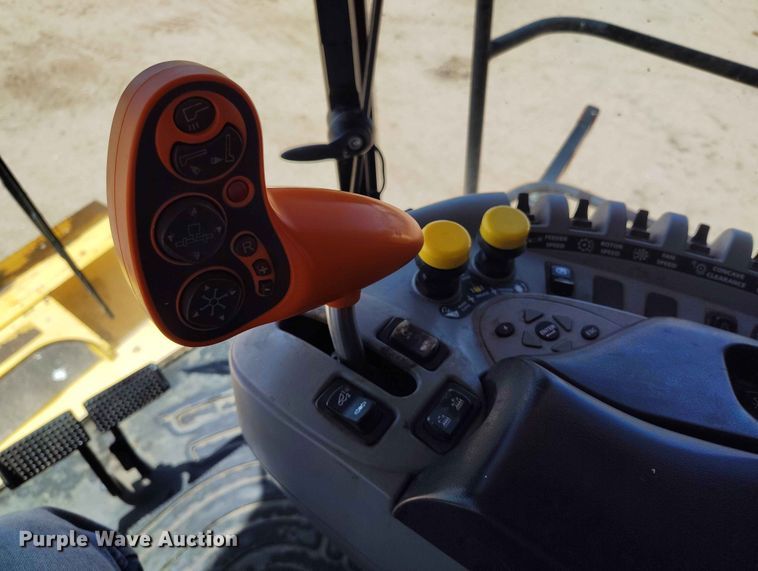 image for item ED0143 2005 New Holland CR960 combine