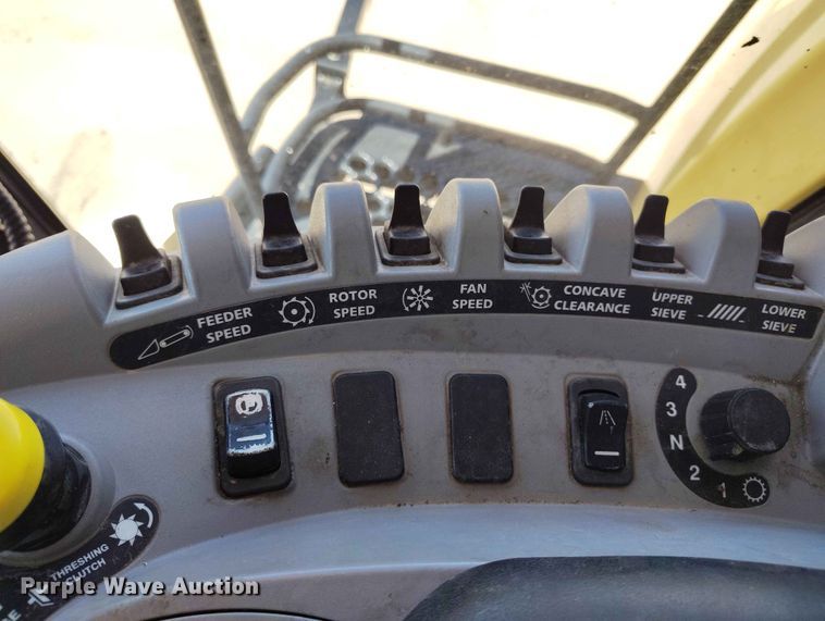 image for item ED0143 2005 New Holland CR960 combine