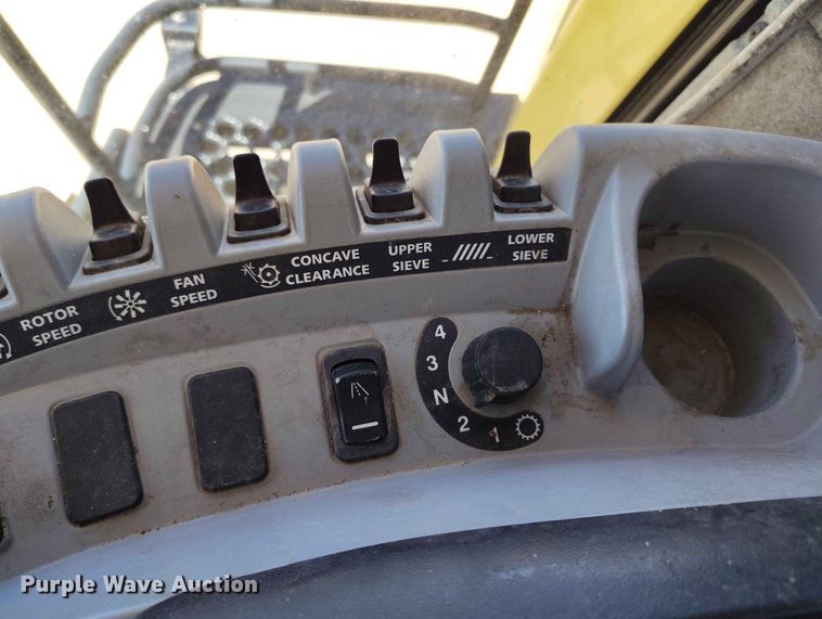 image for item ED0143 2005 New Holland CR960 combine