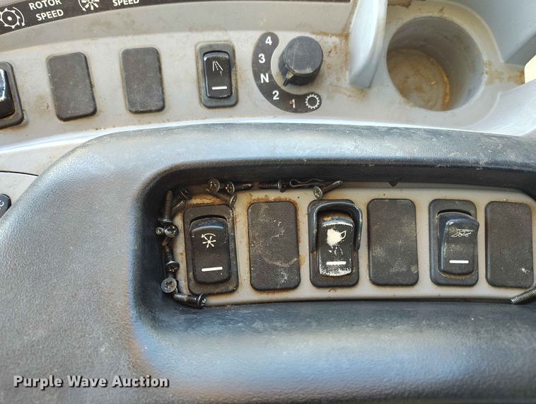 image for item ED0143 2005 New Holland CR960 combine