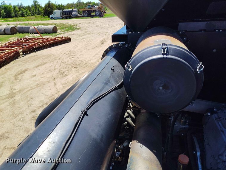 image for item ED0143 2005 New Holland CR960 combine