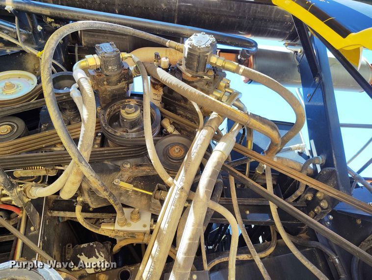 image for item ED0143 2005 New Holland CR960 combine