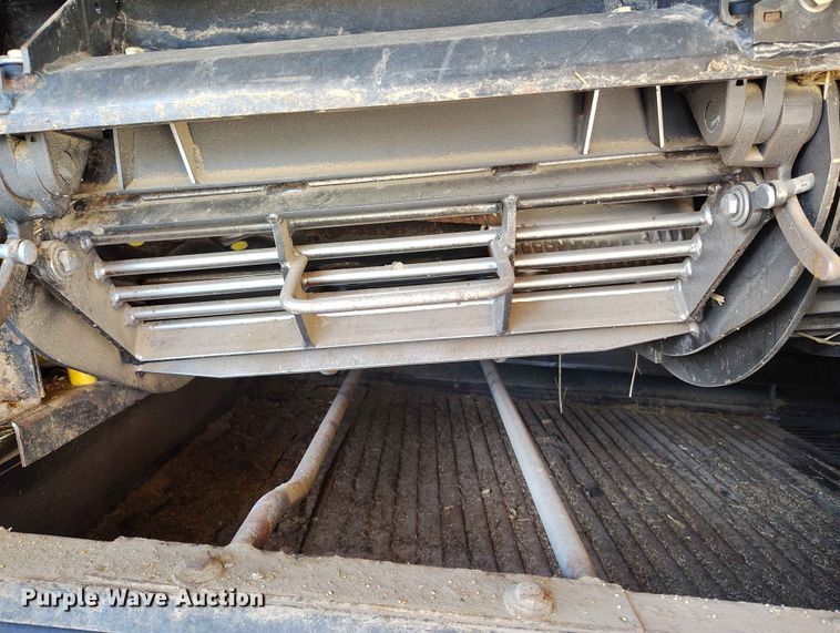 image for item ED0143 2005 New Holland CR960 combine