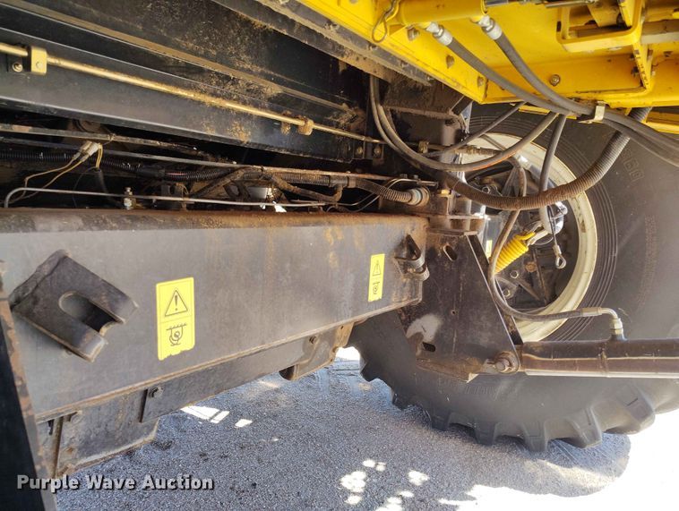 image for item ED0143 2005 New Holland CR960 combine